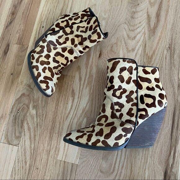 Very Volatile Leopard Print calf Hair Wedge Ankle Western Booties 7 boho rodeo‎ - Picture 1 of 8
